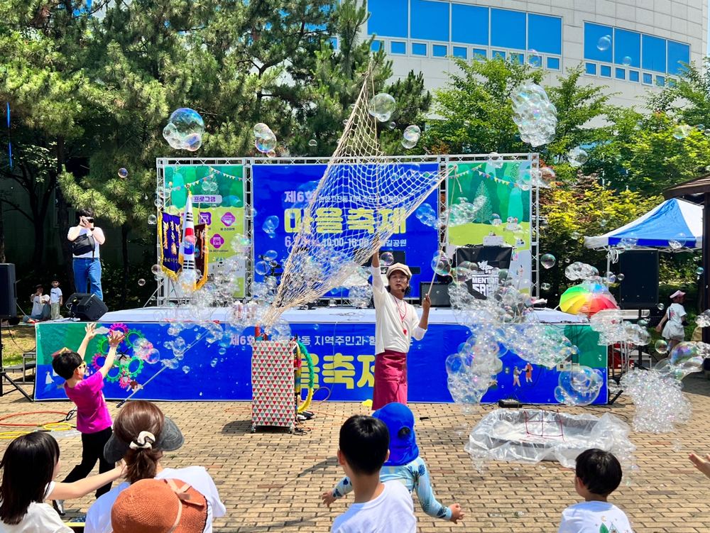 야외 축제에서 비눗방울을 쫓는 아이들